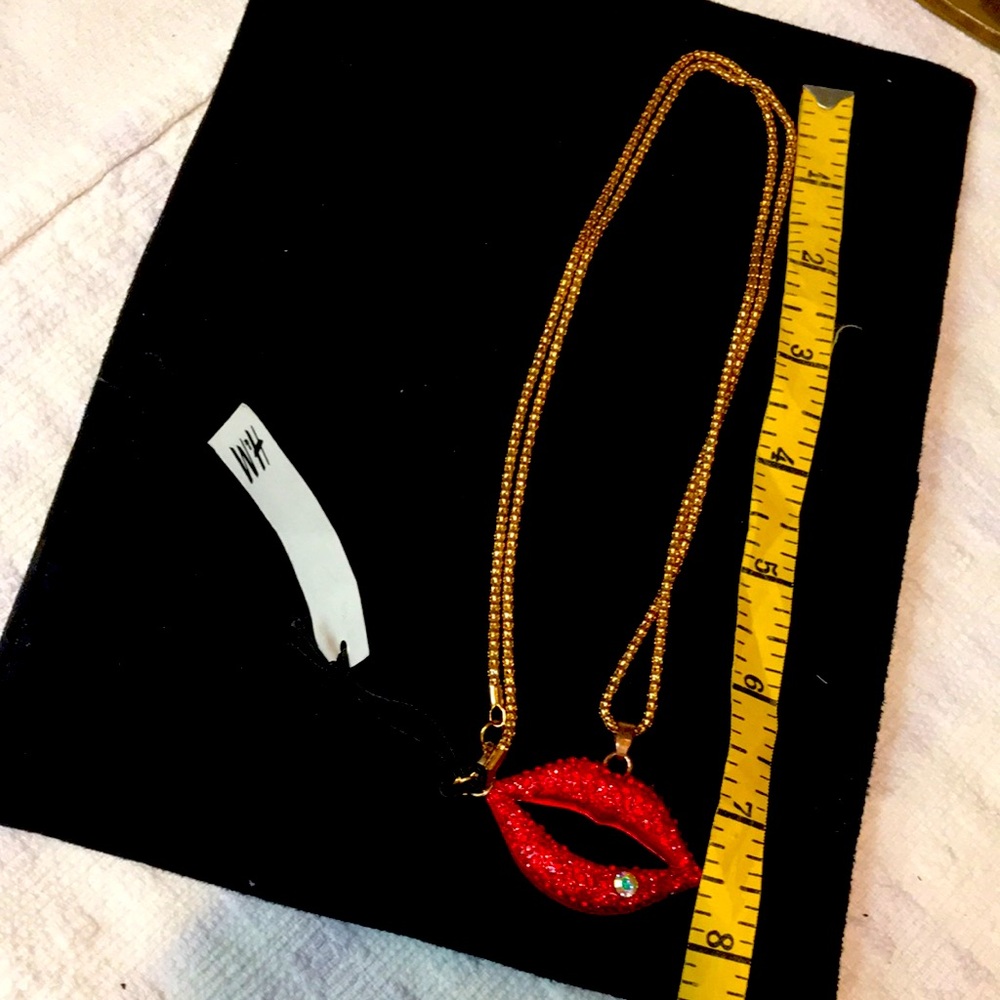 NWT Shimmery Red Lip Crystal Pendant Necklace - Picture 3 of 6